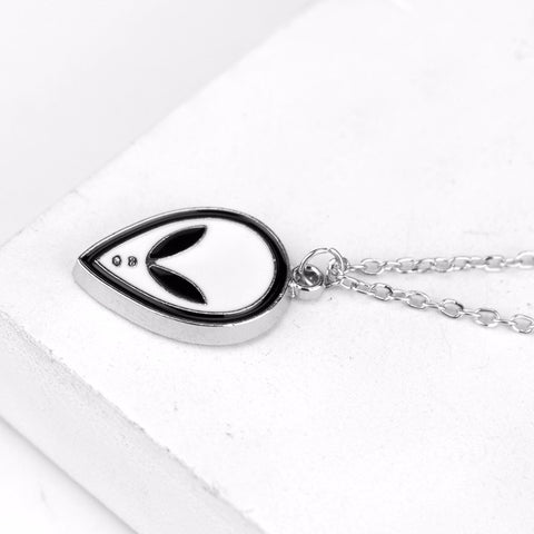Collier Alien Logo